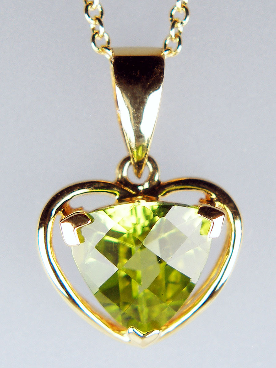 Heart shaped pendant with peridot in 18ct yellow gold