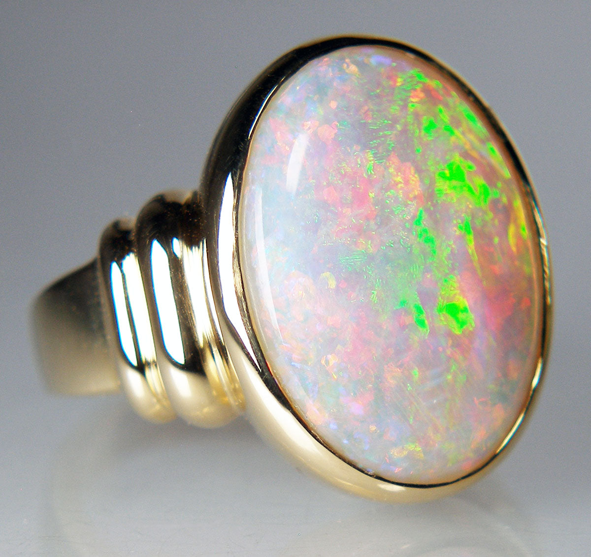 Opal ring in 18ct yellow gold