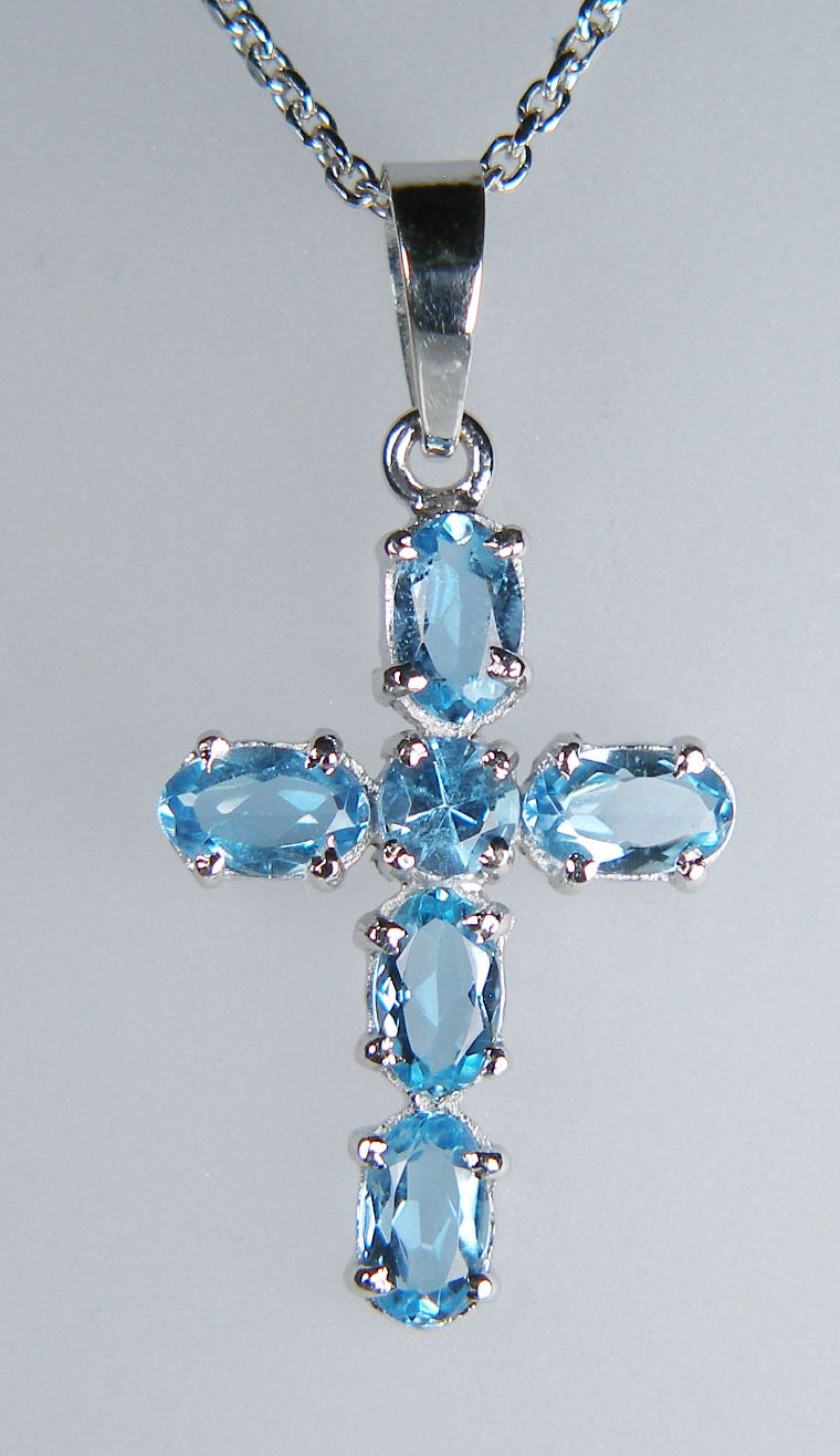 Aquamarine cross in 14ct white gold