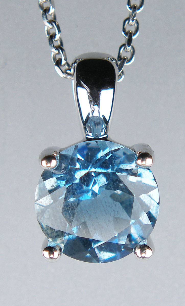 Aquamarine pendant in 18ct white gold
