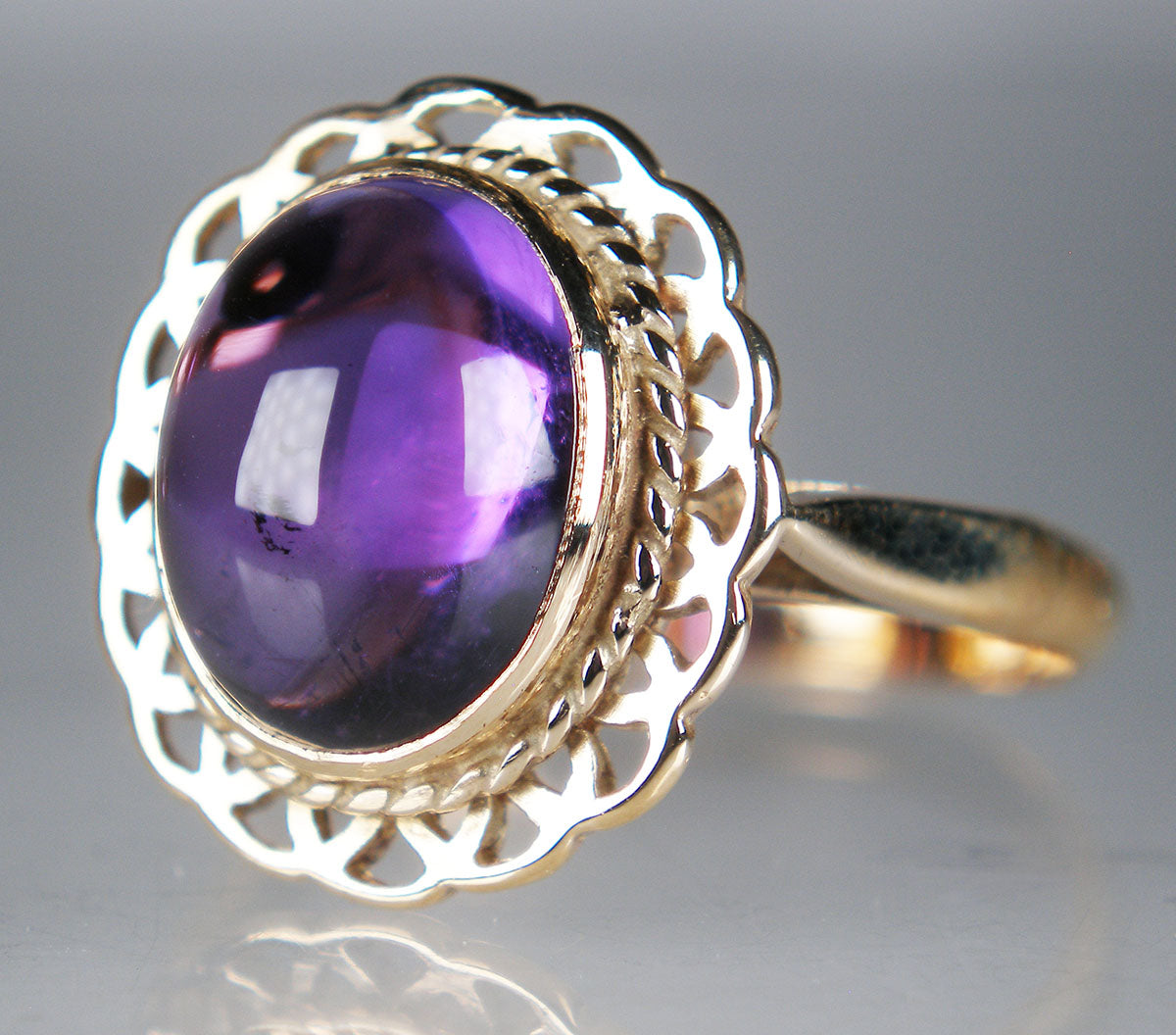 Amethyst cabochon ring in 9ct yellow gold