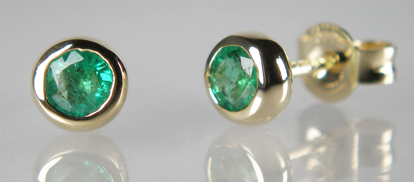 Emerald earstuds in 9ct yellow gold