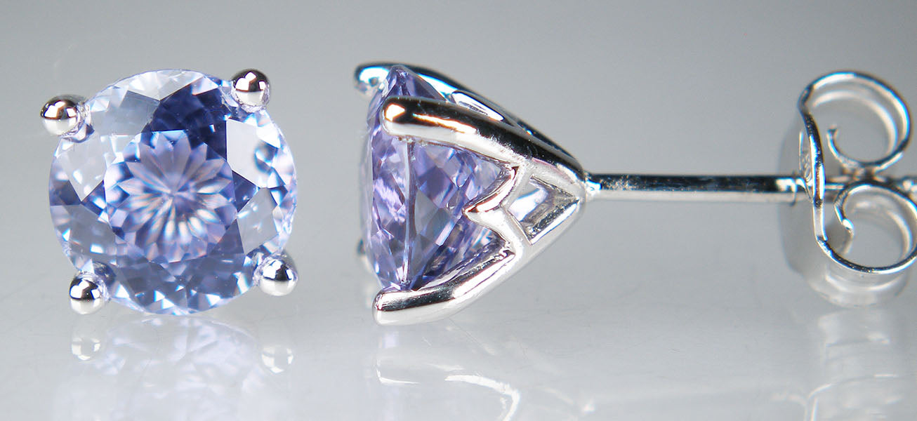 Lilac sapphire earstuds in 18ct white gold