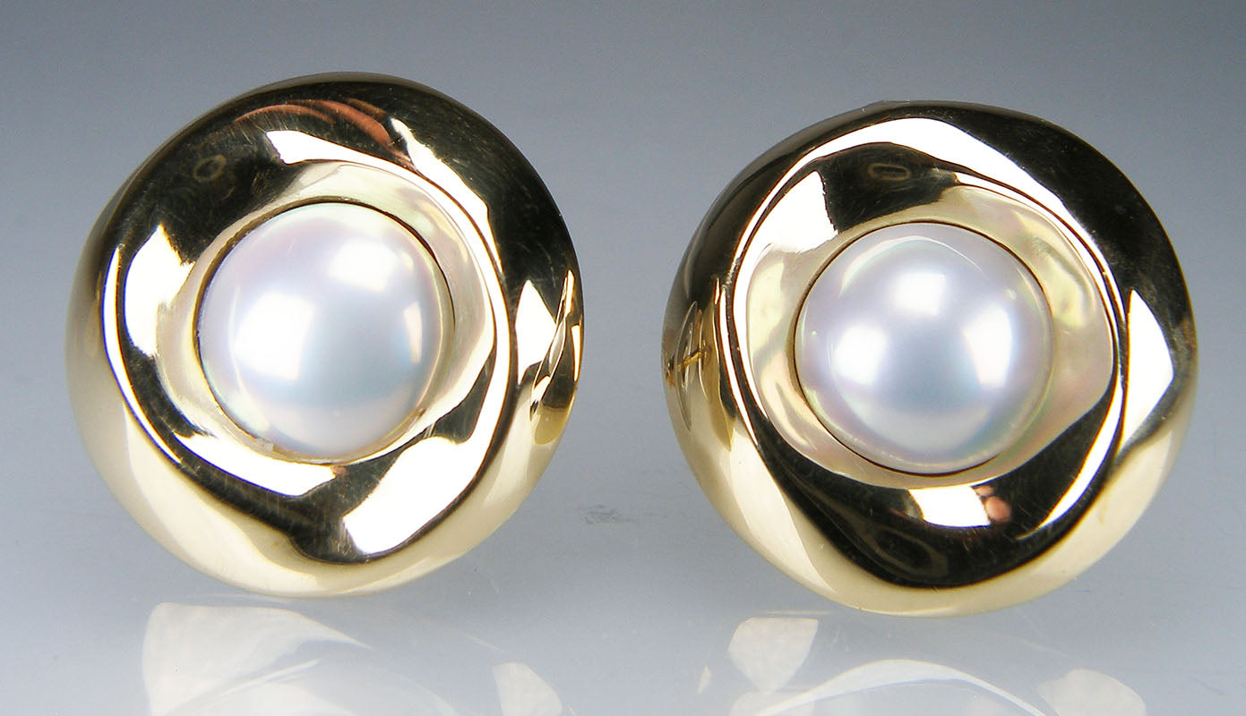 Mabe pearl earstuds in 18ct yellow gold