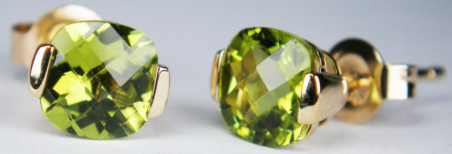 Peridot earstuds in 14ct yellow gold