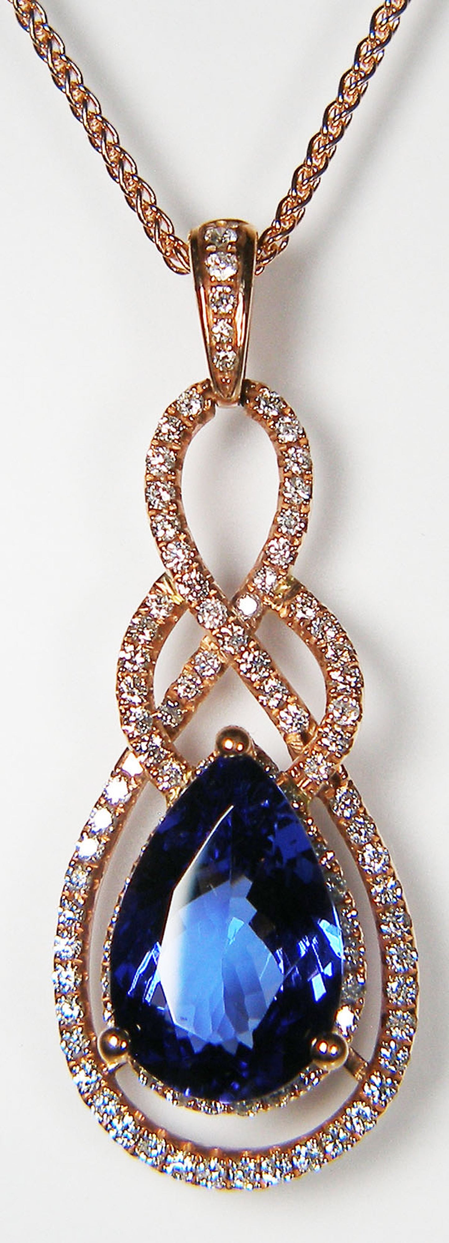 Tanzanite pendant in rose gold