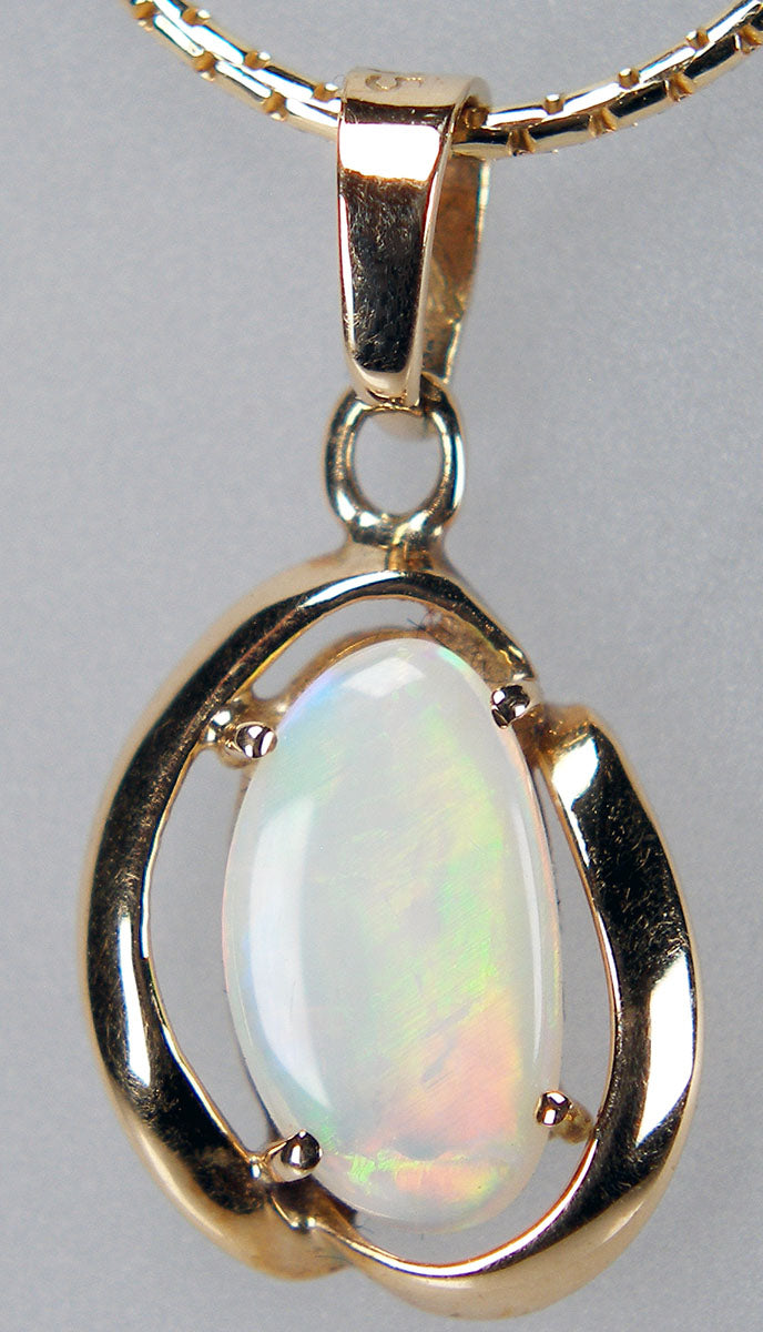 White opal pendant in 9ct yellow gold
