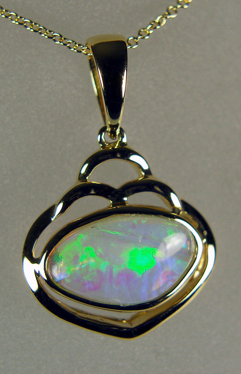 Opal pendant in 14ct yellow gold