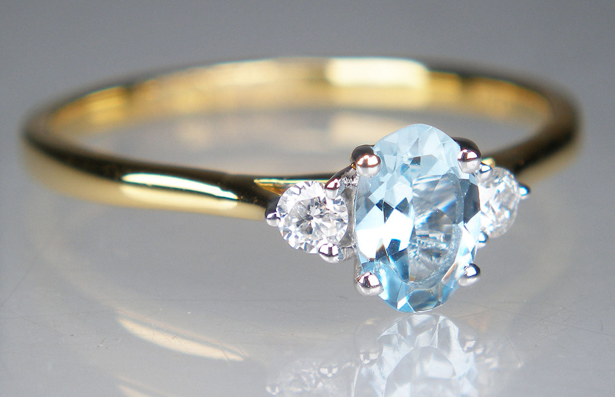 Aquamarine & diamond ring in 18ct yellow gold