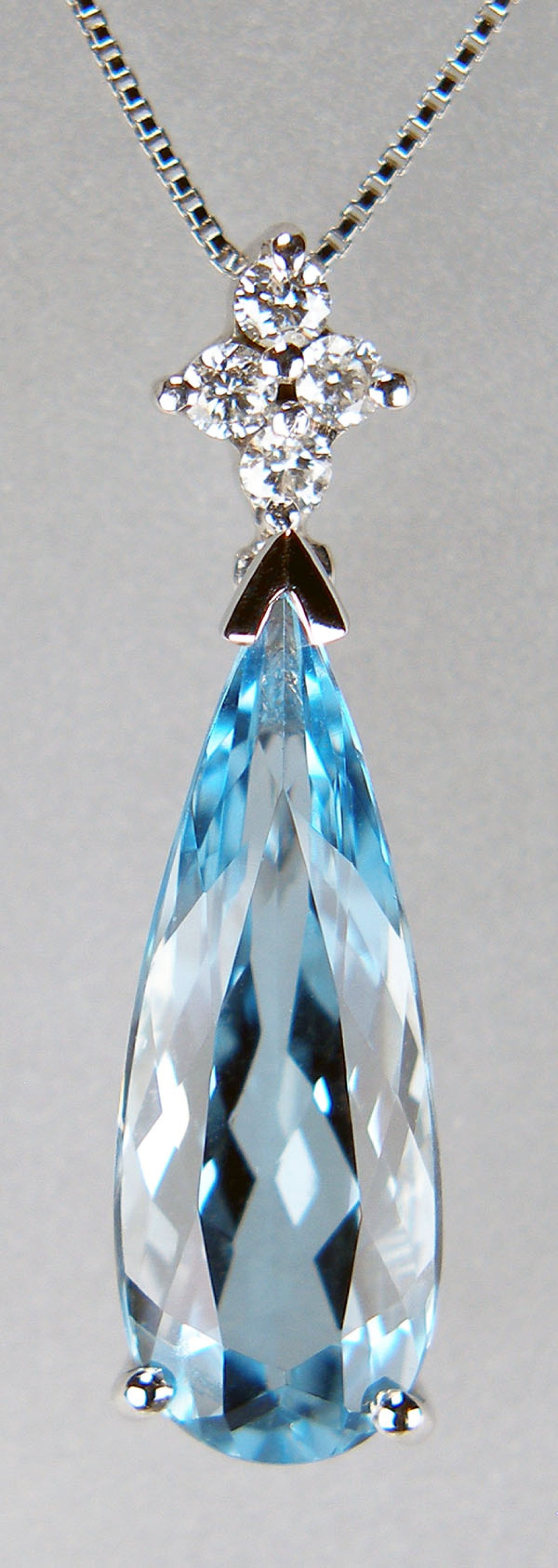 Aquamarine & diamond pendant in 18ct white gold