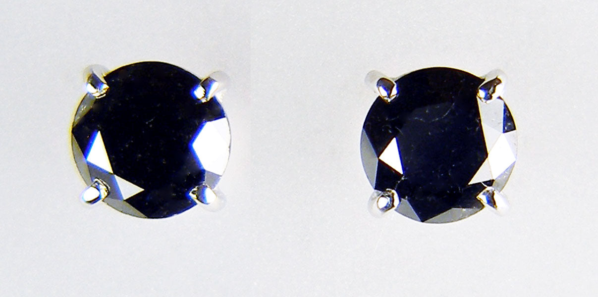 Black diamond earstuds in 18ct white gold