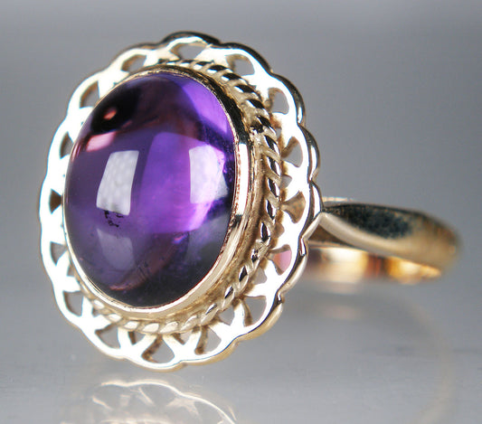 Amethyst cabochon ring in 9ct yellow gold