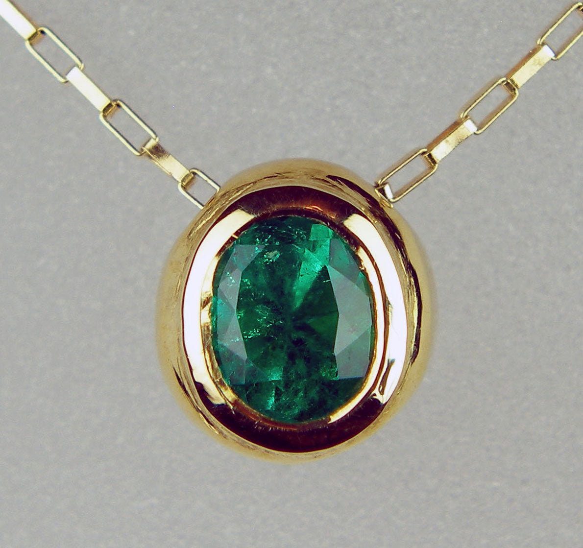 Colombian emerald pendant in 18ct gold