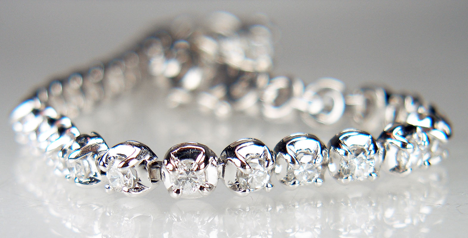 Diamond bracelet in platinum