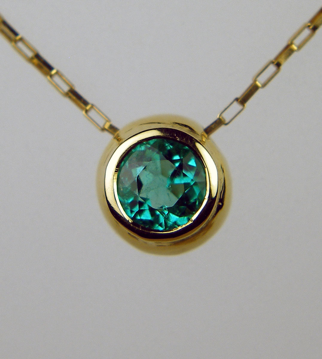 Round emerald pendant