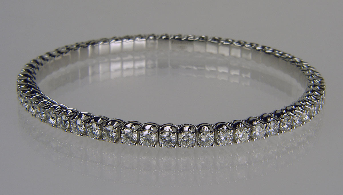 Expanding range full set diamond bangle