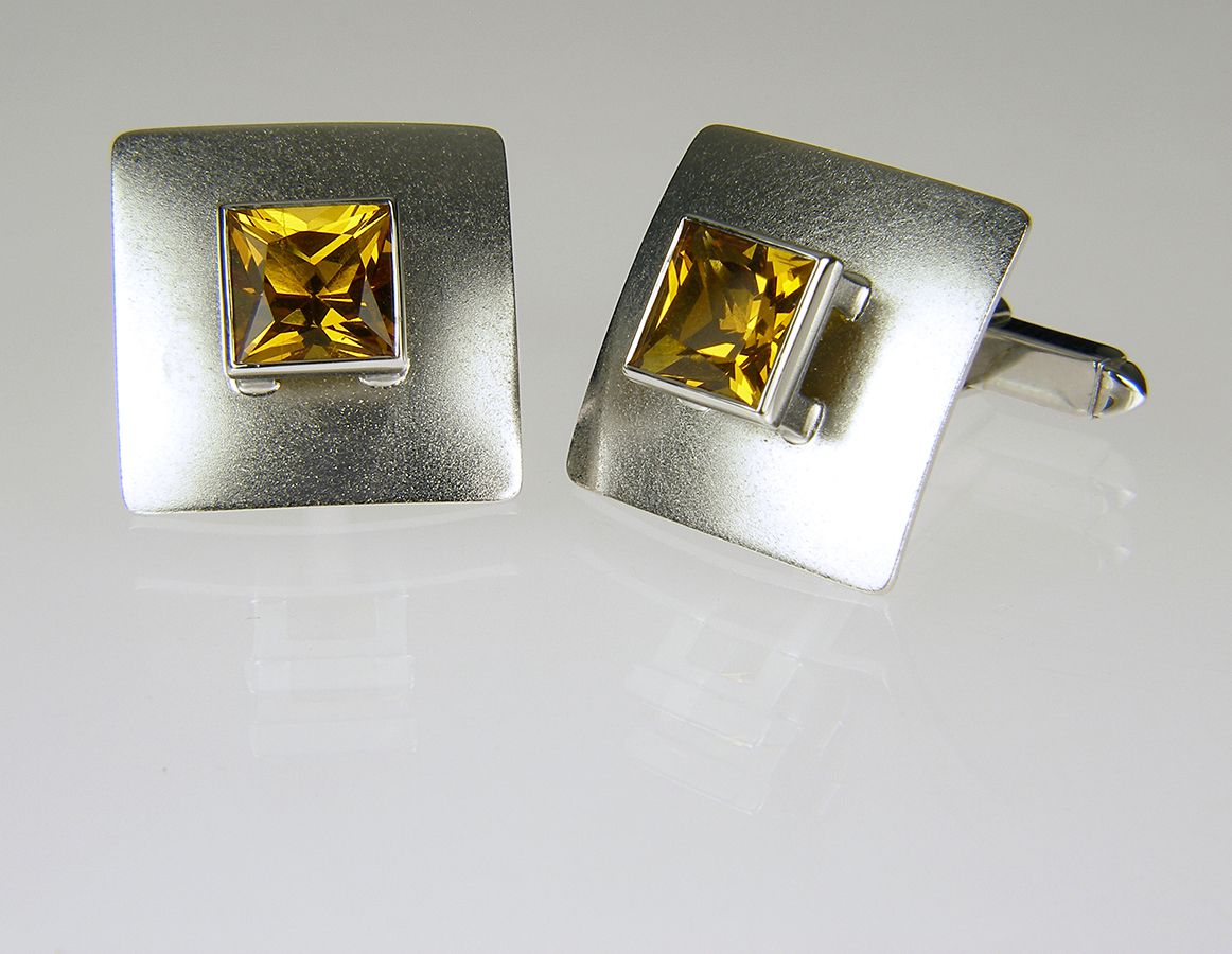 Golden beryl cufflinks in gold