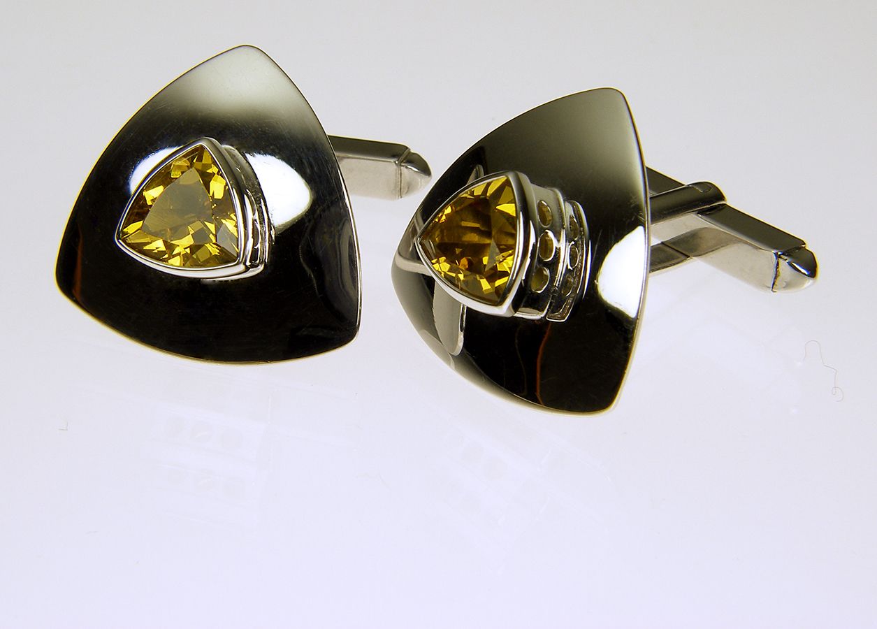 Golden beryl cufflinks in gold