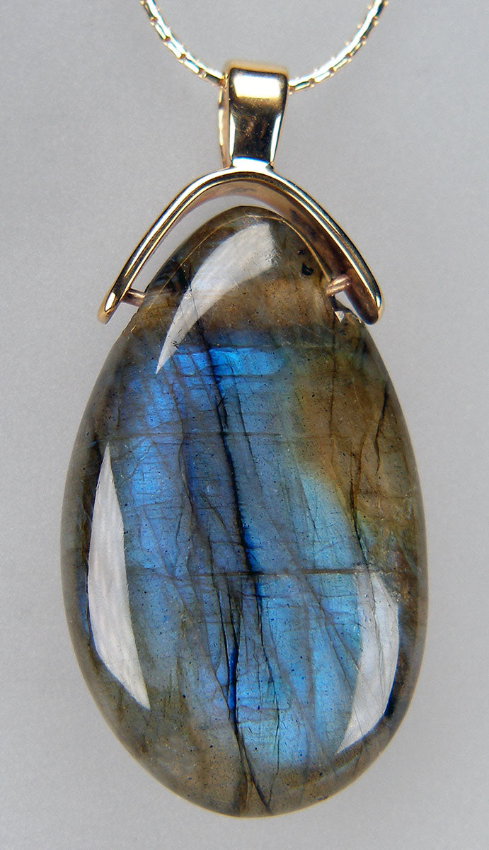 Labradorite polished drop pendant in yellow gold