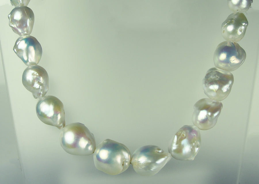 Freashwater cultured pearl necklace