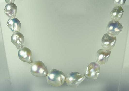 Freashwater cultured pearl necklace