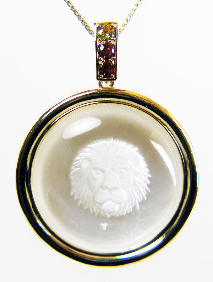 Leo pendant in rock crystal & 18ct yellow gold