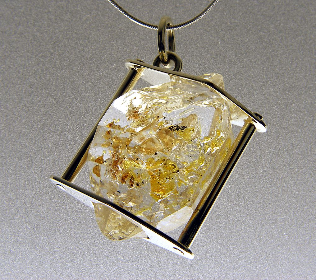 Oil included quartz pendant in gold