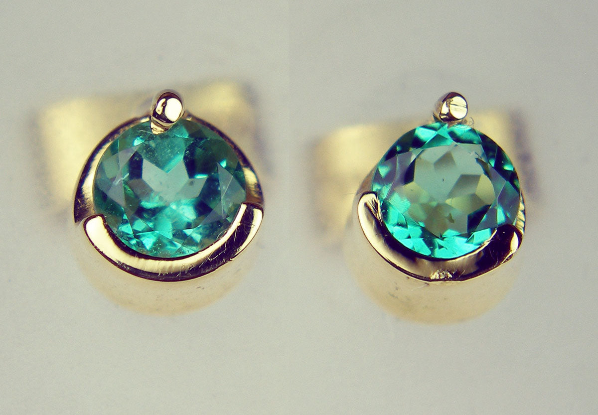 Round emerald earstuds in 14ct yellow gold