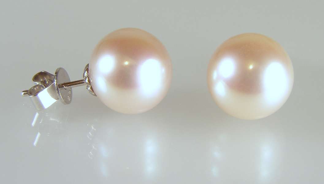 Natural pink cultured pearl earstuds