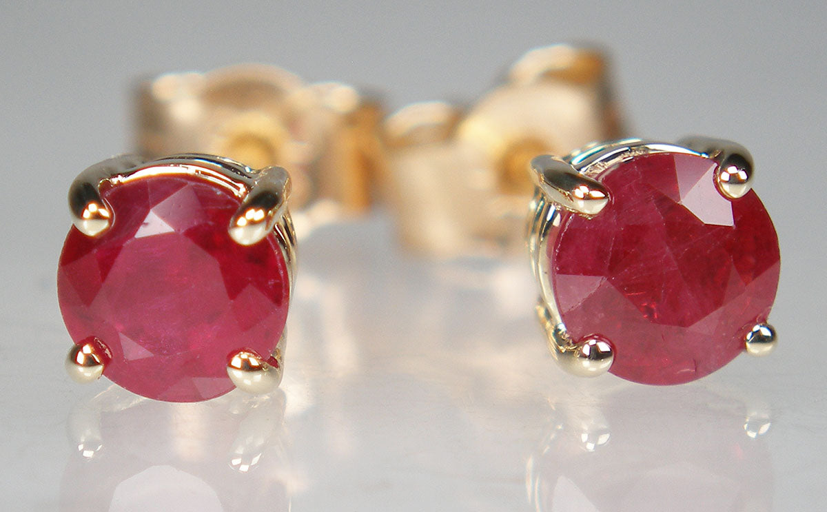 Ruby earstuds in 9ct yellow gold