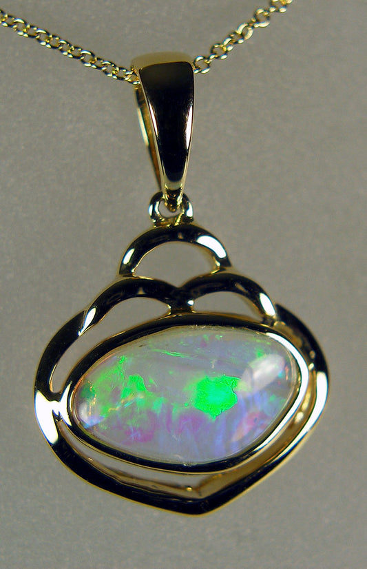 Opal pendant in 14ct yellow gold